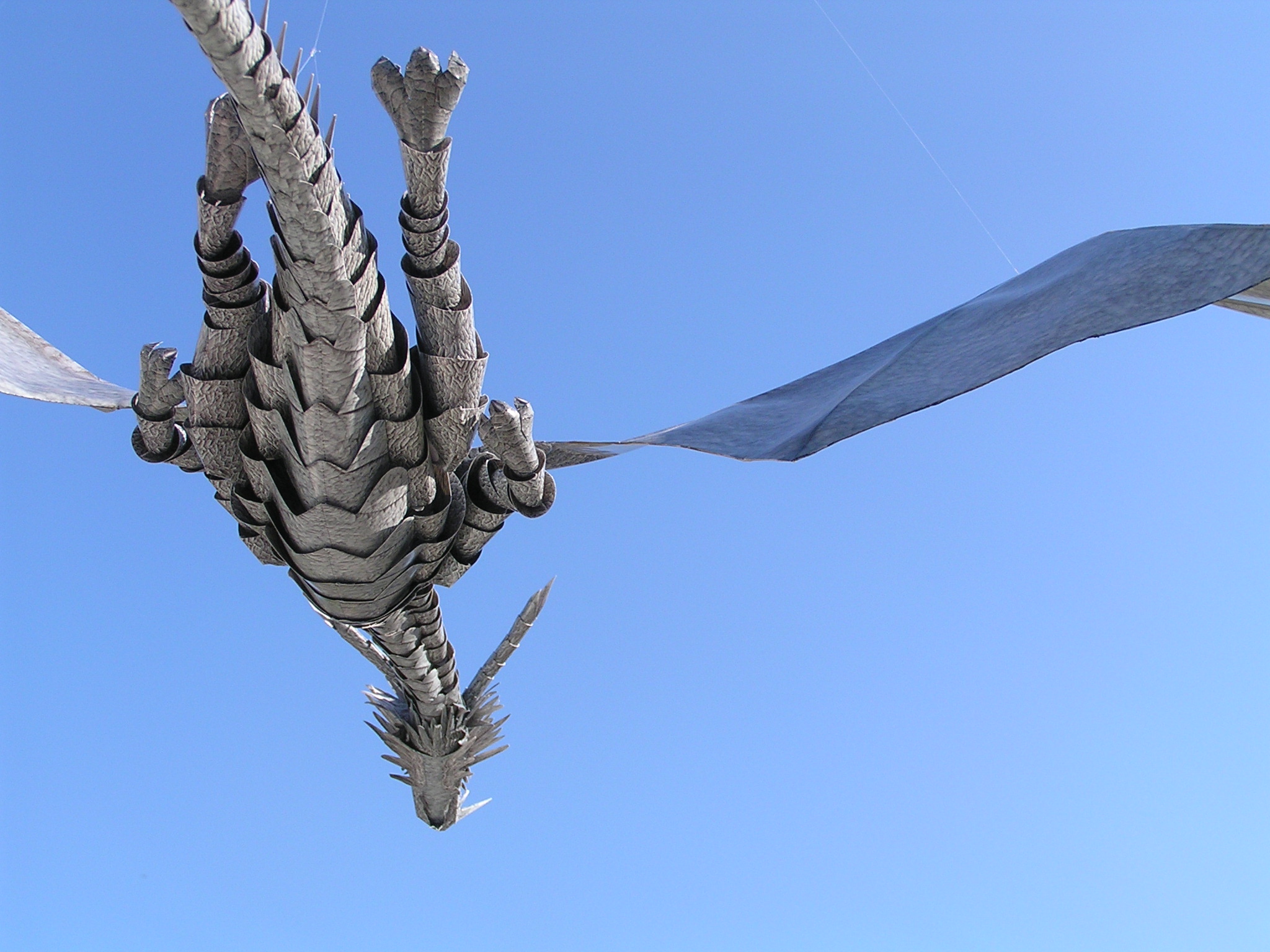 ゲド戦記の竜のペーパークラフト製作日記: ゲド戦記の竜、秋空を飛ぶの図